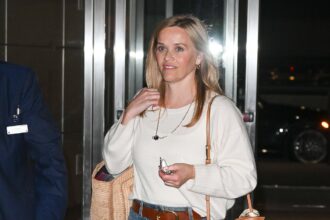 makeup free reese witherspoon 49 looks much younger than her years while dressed down in nyc 687165d2ac593