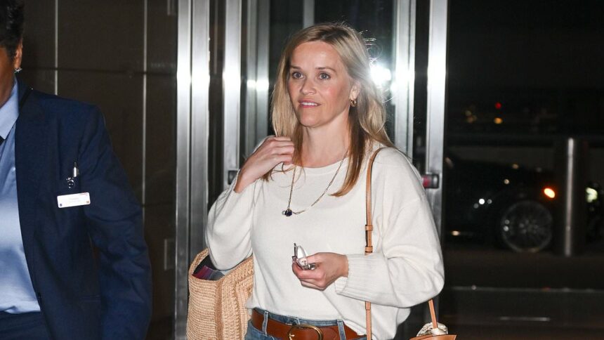 Reese Witherspoon, fără machiaj, radiază tinerețe la 49 de ani, îmbrăcată lejer în New York. 1 makeup free reese witherspoon 49 looks much younger than her years while dressed down in nyc 687165d2ac593