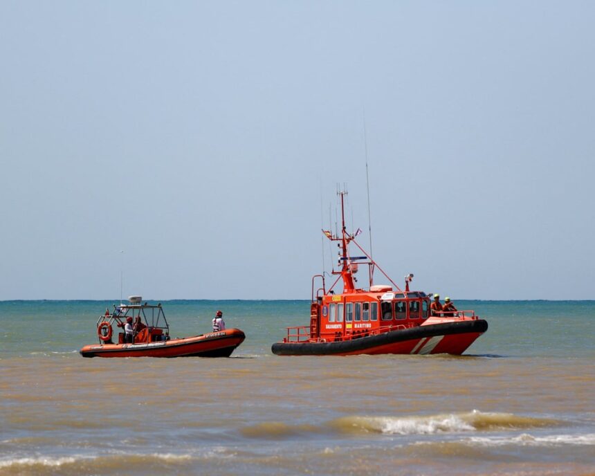 Salvat în ultima clipă: un bărbat prins în valuri în încercarea de a ajunge în Spania din Maroc, cu un cerc de salvare și flippers. 1 man rescued trying to reach spain from morocco in rubber ring and flippers 687f7faccaf54