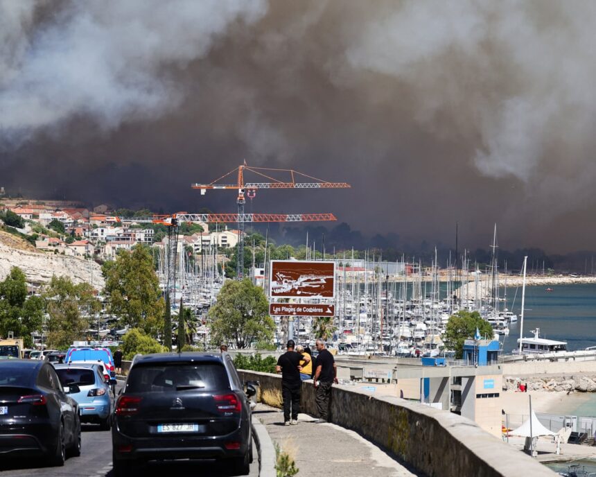 Aeroportul din Marseille suspendă toate zborurile din cauza apropiatului incendiului de pădure. 1 marseille airport cancels all flights as wildfire encroaches on city 686d66d2d9b3f