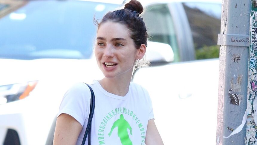 Meadow Walker, surprinsă în public pentru prima dată, în mijlocul agitației legate de apariția tatălui ei, Paul Walker, în ultimul film din seria Fast & Furious. 1 meadow walker spotted out for the first time amid furor over her late father paul walker appearing in final fast furious film 68633c85cd729