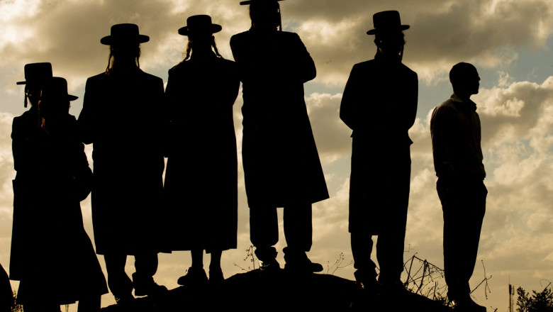 Mii de evrei devotați vor fi chemați la serviciul militar, punând în pericol stabilitatea coaliției de guvernare. 1 mii de evrei ultrareligiosi vor primi ordine de recrutare de la armata israeliana o amenintare pentru coalitia guvernamentala 686b77c89ebd7