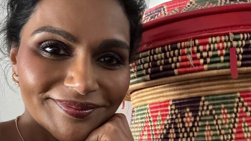 Mindy Kaling se relaxează alături de presupusul tată al copilului ei, BJ Novak, într-o nouă imagine plină de căldură. 1 mindy kaling snuggles with rumored baby daddy bj novak in cozy new snap 68752ce8e59bc