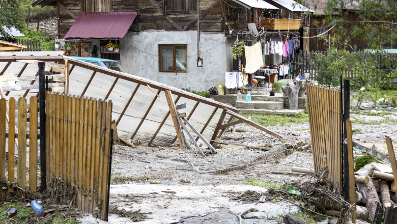 Ministra Mediului a vizitat Broșteni: „Ne angajăm să facem tot ce ne stă în putință pentru a oferi sprijin, evitând gesturile populiste.” 1 ministra mediului a ajuns la brosteni o sa facem absolut tot ceea ce putem ca sa ajutam nu doresc sa fac o activitate populista 688b89b0070e8