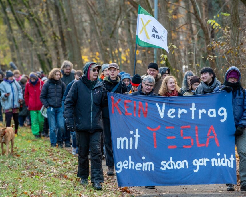 Imensitatea fabricii Tesla a lui Musk afectează viețile dintr-un colț liniștit al Germaniei. 1 musks giant tesla factory casts shadow on lives in a quiet corner of germany 68751e651ad95