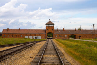 muzeul fostului lagar de la auschwitz lanseaza un instrument online pentru combaterea negarii holocaustului pe retelele sociale 688b4789c7283