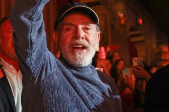 neil diamond 84 bravely returns to the stage amid devastating parkinsons battle 68756668bdb6b