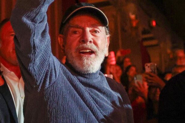 neil diamond 84 bravely returns to the stage amid devastating parkinsons battle 68756668bdb6b
