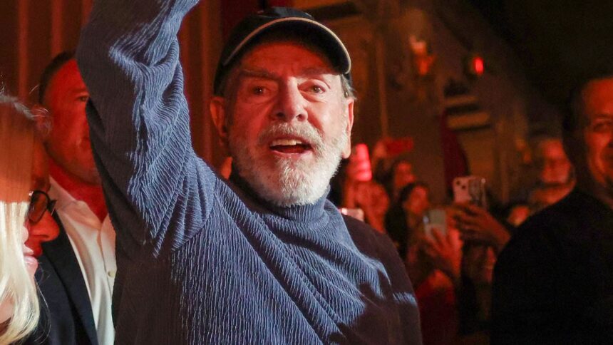 Neil Diamond, la 84 de ani, revine cu curaj pe scenă în ciuda luptei devastatoare cu boala Parkinson. 1 neil diamond 84 bravely returns to the stage amid devastating parkinsons battle 68756668bdb6b