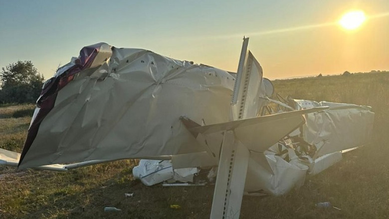 Tragedie în Delta Dunării: Un avion ușor s-a prăbușit lângă Gura Portiței, pierzându-se două vieți. 1 news alert un avion de mici dimensiuni s a prabusit in zona gura portitei din delta dunarii doua persoane au murit 687d35bc971c4