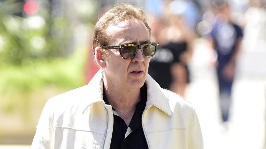 Nicolas Cage, în vârstă de 61 de ani, a fost surprins alături de soția sa, Riko, de 30 de ani, după ce a recunoscut că Sarah Jessica Parker i-a frânt inima. 1 nicolas cage 61 makes rare sighting with wife riko 30 after admitting sarah jessica parker broke his heart 6876b0ad15817