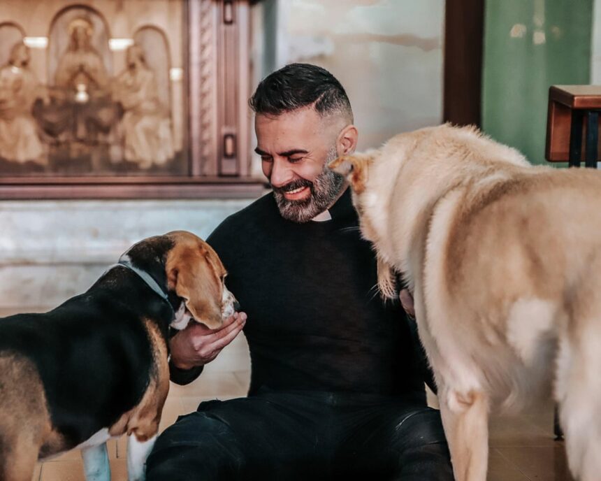 „Predici scurte și captivante: Cum preoții catolici influenceri transmit mesajul divin în mediul online” 1 no long sermons how influencer catholic priests are spreading the word of god online 687fdb16e1ed0