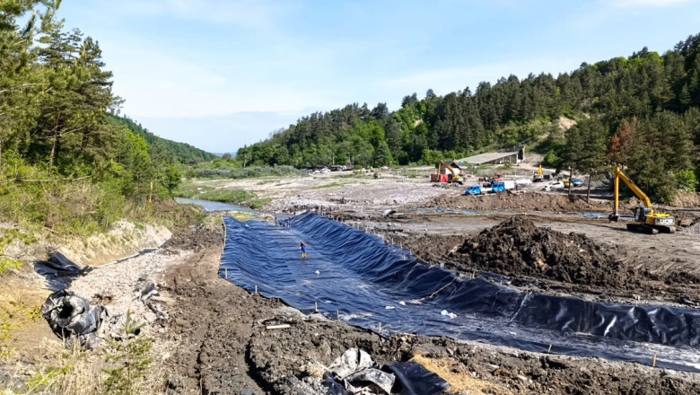 Nouă motopompe protejează șantierul de deviere a pârâului Corund în zona Praid. 1 noua motopompe actioneaza in zona praid pentru ca apa sa nu ajunga la santierul de deviere a paraului corund 686ff913d91eb