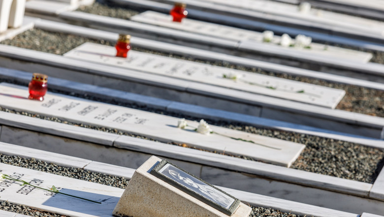 „Amintiri dureroase: 51 de ani de la invazia care a fragmentat Ciprul. Grecii în suferință, turcii în celebrare.” 1 nu vom uita niciodata 51 de ani de la invazia care a divizat ciprul grecii sunt in doliu turcii sarbatoresc 687d0c106b792