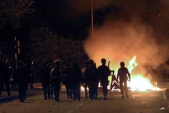 o zona in afara legii circa 100 de persoane au atacat cu mortiere masini in orasul francez limoges in ciocniri violente cu politia 687be1f88edd5