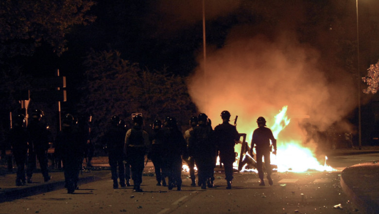 „Teritoriu de haos: Aproape 100 de indivizi au atacat vehicule cu mortiere în Limoges, provocând confruntări violente cu forțele de ordine.” 1 o zona in afara legii circa 100 de persoane au atacat cu mortiere masini in orasul francez limoges in ciocniri violente cu politia 687be1f88edd5