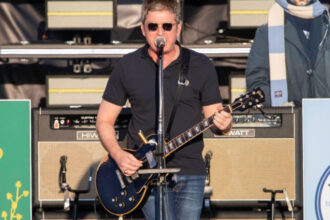 oasis le transmite fanilor ca sunt in siguranta dupa incidentul de la concertul coldplay nu ne intereseaza cu cine va iubiti 687f36efa31cf