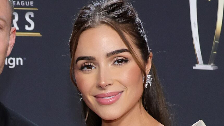 Fanii Oliviei Culpo speculează că ar putea aștepta GEMENI, după ce s-a fotografiat în costum de baie alături de soțul ei, Christian McCaffrey. 1 olivia culpo fans think she is pregnant with twins as she poses in a bikini with husband christian mccaffrey 686bd4e84803b