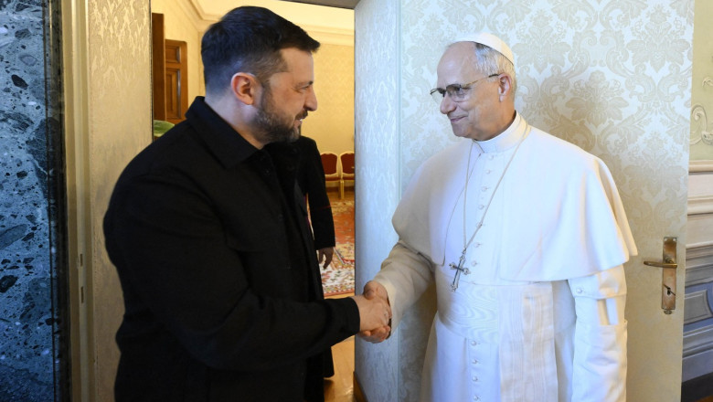 Papa Leon își întinde brațele pentru dialogul dintre Ucraina și Rusia la Vatican, întâlnindu-se cu Volodimir Zelenski. 1 papa leon s a oferit sa gazduiasca negocierile dintre ucraina si rusia la vatican suveranul pontif s a intalnit cu volodimir zelenski 686e98437c64b