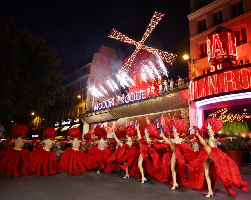 Parisul sărbătorește reluarea zborului morii de vânt de la Moulin Rouge, la un an după colaps. 1 paris rejoices as moulin rouge windmill sails turn again year after collapse 687112f65bc8e