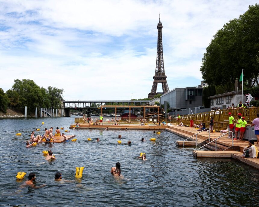 Paris readuce înotul pe Sena după un secol de interdicție. 1 paris reopens seine river to public swimming after century long ban 686b4811b4eb1