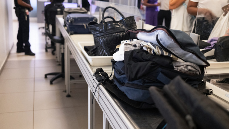 Pasagerii din aeroporturile americane își vor păstra încălțămintea în timpul controalelor de securitate, după două decenii de la instaurarea acestei reguli. 1 pasagerii nu se vor mai descalta la controalele de securitate din aeroporturile americane la 20 de ani de la implementarea regulii 68726dee05ddd