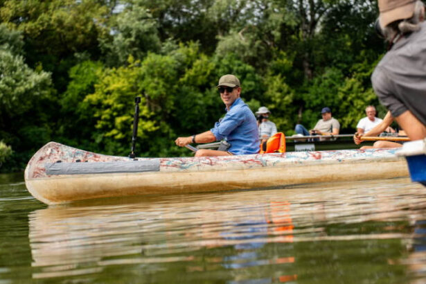 peter magyar si a lansat campania impotriva lui viktor orban vaslind in canoe turneu prin fieful electoral al premierului ungar 6877b56de85bb