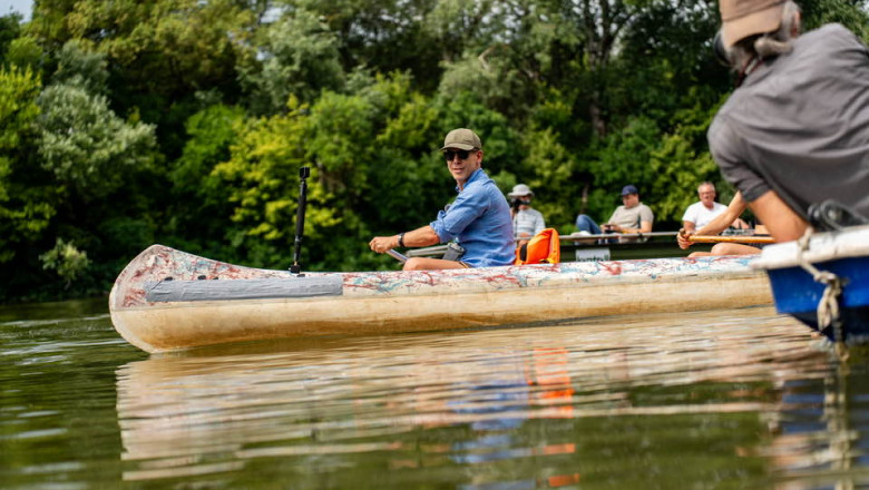 Peter Magyar își deschide campania în stil inedit, navigând cu canoea prin bastionul lui Viktor Orbán. 1 peter magyar si a lansat campania impotriva lui viktor orban vaslind in canoe turneu prin fieful electoral al premierului ungar 6877b56de85bb