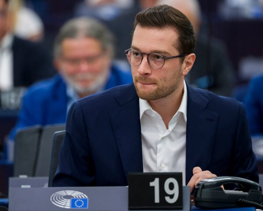 Descindere a poliției în sediul partidului naționalist de dreapta din Franța. 1 police raid headquarters of french far right national rally party 686e76fbde772