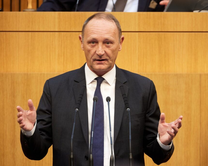 „Predici de apă, dar savurează vin: austriecii ironizează parlamentarii de extremă dreapta pentru veniturile lor colaterale.” 1 preaching water drinking wine austrians mock far right mps for lucrative side jobs 68664451ec4db