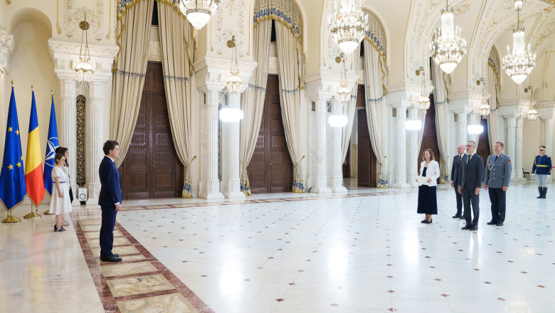 Nicuşor Dan, preşedintele, a întâmpinat noii ambasadori din Ungaria, Peru, Cipru, India şi Germania. 1 presedintele nicusor dan i a primit pe noii ambasadori din ungaria peru cipru india si germania 686d4f53f1aac