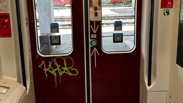 Primul tren electric modern din România, vandalizat. Ministerul Transporturilor: „Confortul este influențat și de nivelul de civilizație.” 1 primul tren electric nou din romania vandalizat ministerul transporturilor confortul depinde si de gradul de civilizatie 686ffda30cfb8