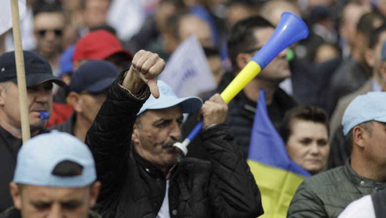 Sindicaliștii sugerează: finanțare de la stat pentru partide, doar în anii în care deficitul României rămâne sub control. 1 propunerea sindicalistilor bani de la buget pentru partide doar in anii in care romania se incadreaza in tinta de deficit 686ac83e5dd65