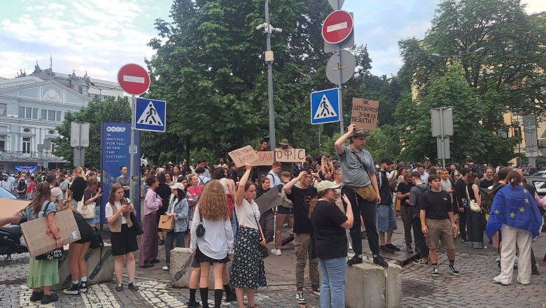 Tensiuni în Kiev: Nemulțumirea crește în Ucraina după decizia lui Zelenski de a limita autoritatea instituțiilor anticorupție. 1 proteste la kiev furia creste in ucraina dupa ce zelenski a promulgat legea ce vizeaza reducerea puterii organismelor anticoruptie 68805f5795e82