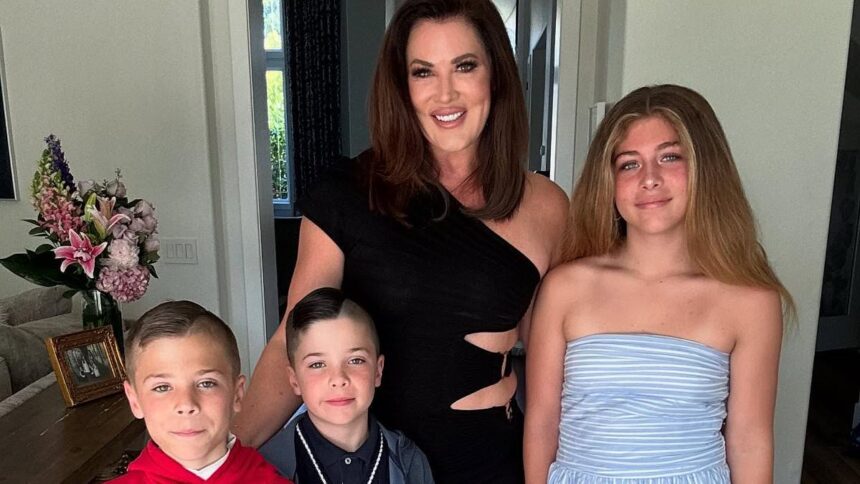 Vedeta din "Real Housewives of Orange County" își deschide sufletul despre diagnosticul rar de tulburare alimentară al fiului său de 10 ani. 1 real housewives of orange county star emotionally reveals 10 year old sons rare eating disorder diagnosis 687313c88def2