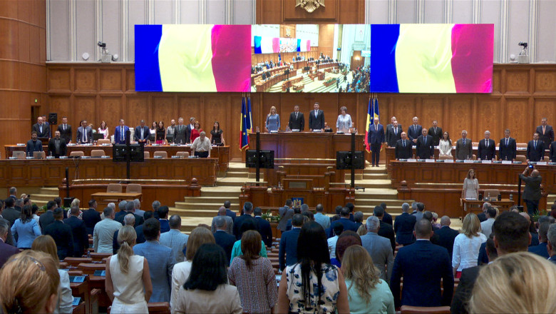 Parlamentul în vacanță: Reacțiile aleșilor la moțiunea împotriva Guvernului și fascinația pentru beculețele strălucitoare. 1 reportaj cum s a vazut din parlament motiunea impotriva guvernului alesii cu aer de vacanta ce misto fac beculetele alea 687544732c258