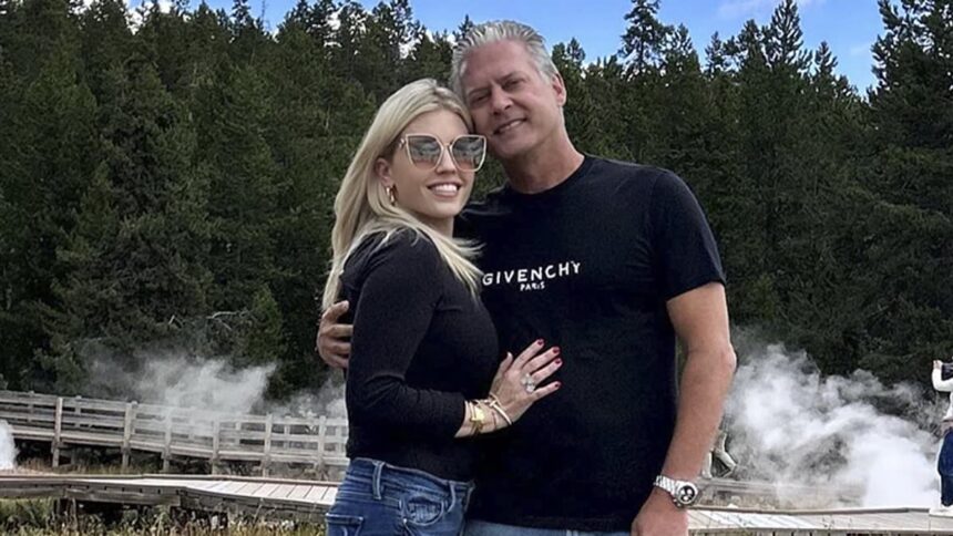 David Beador, vedeta RHOC, surprins alături de soția sa, Lesley, la scurt timp după ce a solicitat din nou un ordin de restricție împotriva ei. 1 rhoc star david beador seen with wife lesley days after filing restraining order against her 68699fe2c1d2c