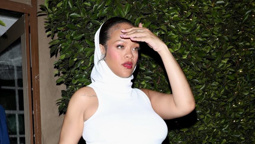 Rihanna strălucește într-o ținută extravagantă de maternitate, evidențiind cu mândrie burtica în timp ce anunță că așteaptă al treilea copil. 1 rihanna rocks wild maternity look that exposes her bare baby bump after revealing she is expecting her 3rd child 68754da1e1b8f
