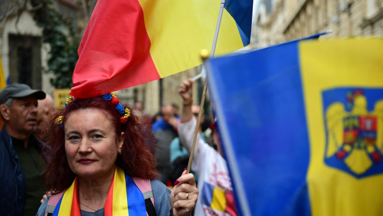 Românii își iubesc țara, dar optimismul pentru viitorul copiilor rămâne o raritate. 1 romanii se mandresc cu tara lor dar sunt putini cei care vad un viitor bun pentru copiii lor aici sondaj 68777cced5e3d