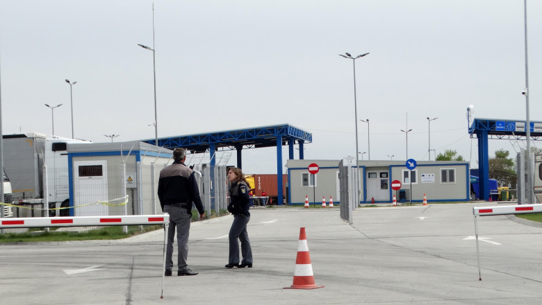 Românii sunt îndemnați să călătorească în Ucraina doar cu vehiculele personale. Motivele din spatele acestei recomandări sunt 1 romanii sunt sfatuiti sa intre in ucraina doar cu masinile proprii care este