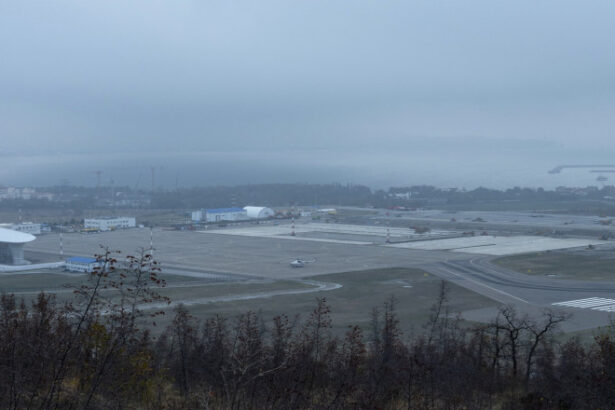 rusia redeschide un aeroport strategic de la marea neagra care a fost inchis dupa declansarea ofensivei in ucraina 686ee0ec4347b