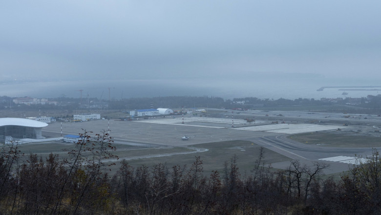 Rusia reactivează un aeroport esențial de la Marea Neagră, închis în urma conflictului cu Ucraina. 1 rusia redeschide un aeroport strategic de la marea neagra care a fost inchis dupa declansarea ofensivei in ucraina 686ee0ec4347b