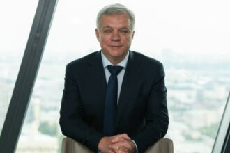 rusia vicepresedintele unei companii de conducte petroliere a murit dupa ce a cazut pe fereastra o lunga lista de morti misterioase 6867ae27a47f2