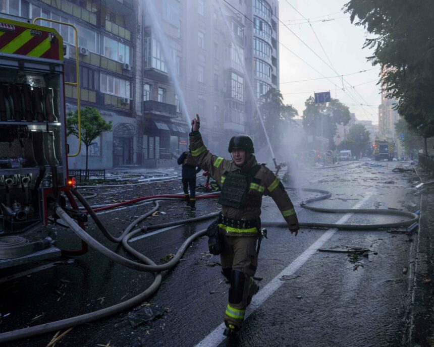 Atacul rus asupra Kievului s-a soldat cu două victime la o zi după cea mai mare ofensivă de la începutul războiului. 1 russian attack on kyiv leaves two dead a day after largest assault of war 686f64a212cff