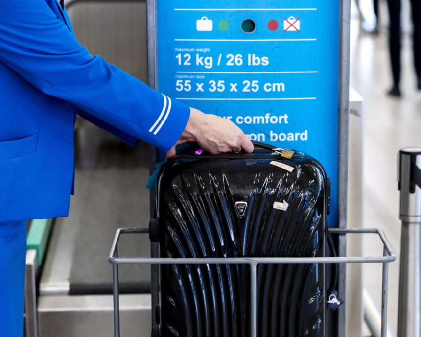 Ryanair ia în considerare majorarea bonusurilor pentru angajații care gestionează bagajele supradimensionate. 1 ryanair weighs up increasing bonus to staff for intercepting oversized luggage 687e529f7e620