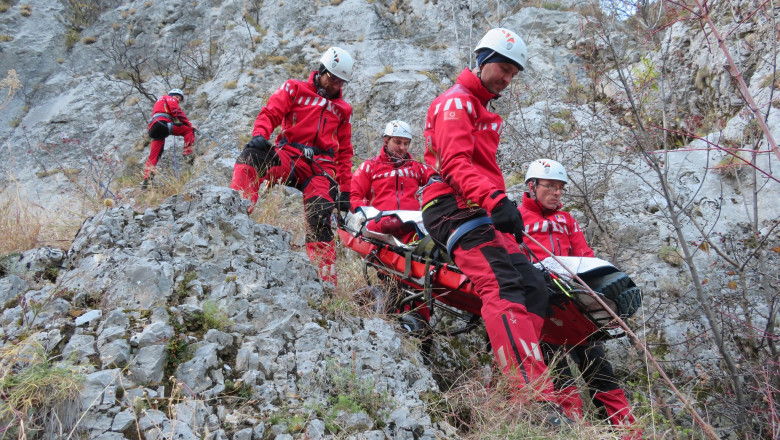 Echipa de salvamont a recuperat cinci vieți de pe crestele montane în doar 24 de ore: apelul salvatorilor. 1 salvamontistii au salvat cinci persoane de pe munte in doar 24 de ore indemnul salvatorilor 687b4f325bfac