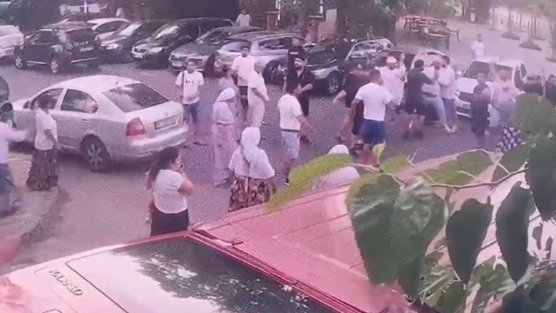 Lupte de stradă cu arme albe în fața Spitalului Universitar din București: șase reținuți și 18 sancționați. 1 scandal cu macete bate si cutite in fata spitalului universitar de urgenta bucuresti sase persoane arestate 18 amendate 6874f91fa05c3