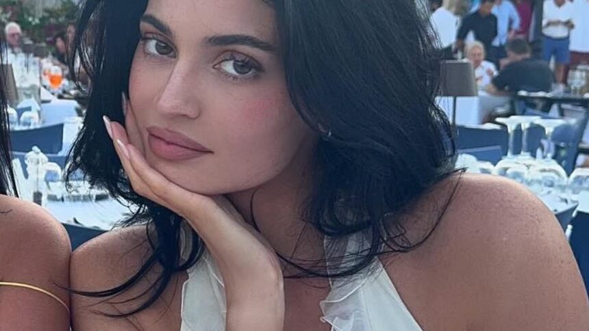 Kylie Jenner, 27 de ani, își imită fără rușine idolul Jennifer Lopez, 55 de ani, în vacanța din Grecia. 1 see how kylie jenner 27 brazenly copies her idol jennifer lopez 55 while in greece 68751e8cf2404