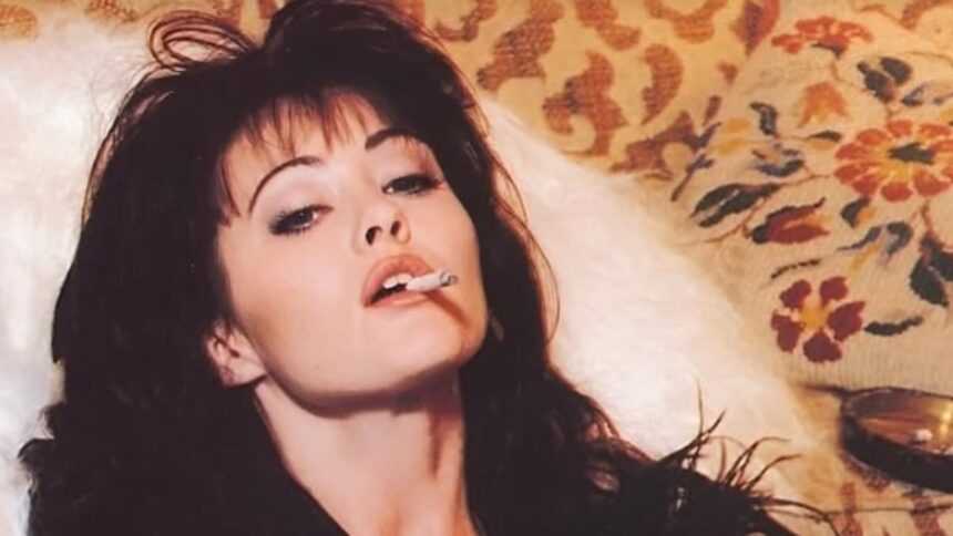 shannen doherty is honored on first anniversary of her death by sarah michelle gellar and rose mcgowan 68742371de2d1