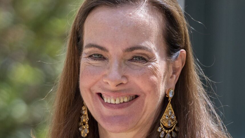 she was a sizzling bond girl who appeared on sex the city and was married 3 times who is she 686d5a8ec57ce